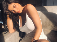 Kylie Jenner olśniewa urodą w białej sukience